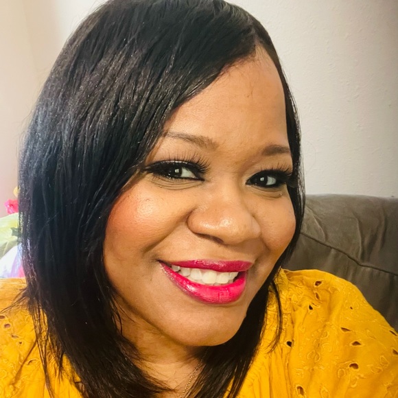 Meet your Posher, Tia - Picture 3 of 5